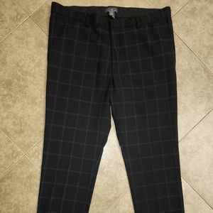 H&M mens slim fit slack size 38. In excellent pre-owned condition. Strechy flat